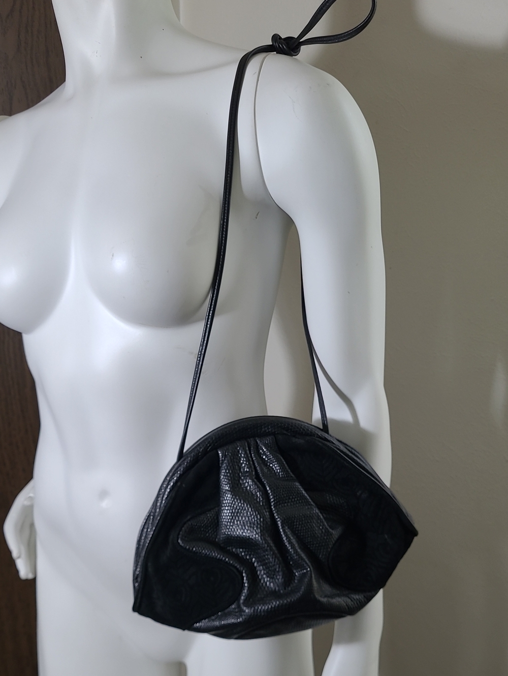 Vtg Leather Black Women's Shoulder Bag - Sleek Semi-Circle Crossbody